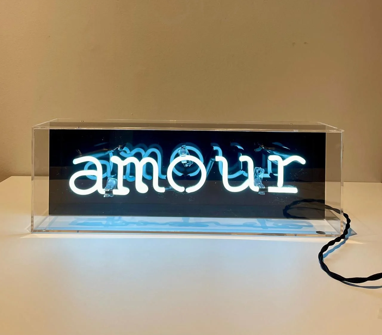 Luminária Amor em Línguas Amour - Ric Melo Design