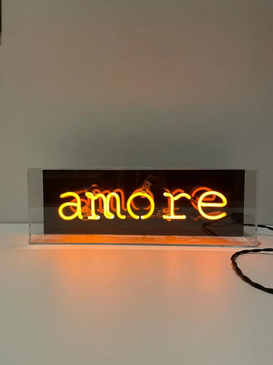 Luminária Amor em Línguas Amore - Ric Melo Design